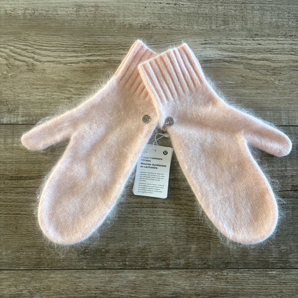 NEW Lululemon Fuzzy Cashmere Mittens Womens XS/S Ballet Pink NWT Soft Winter